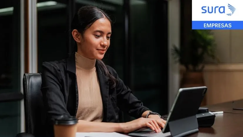 imagen de una mujer empresaria joven en una laptop