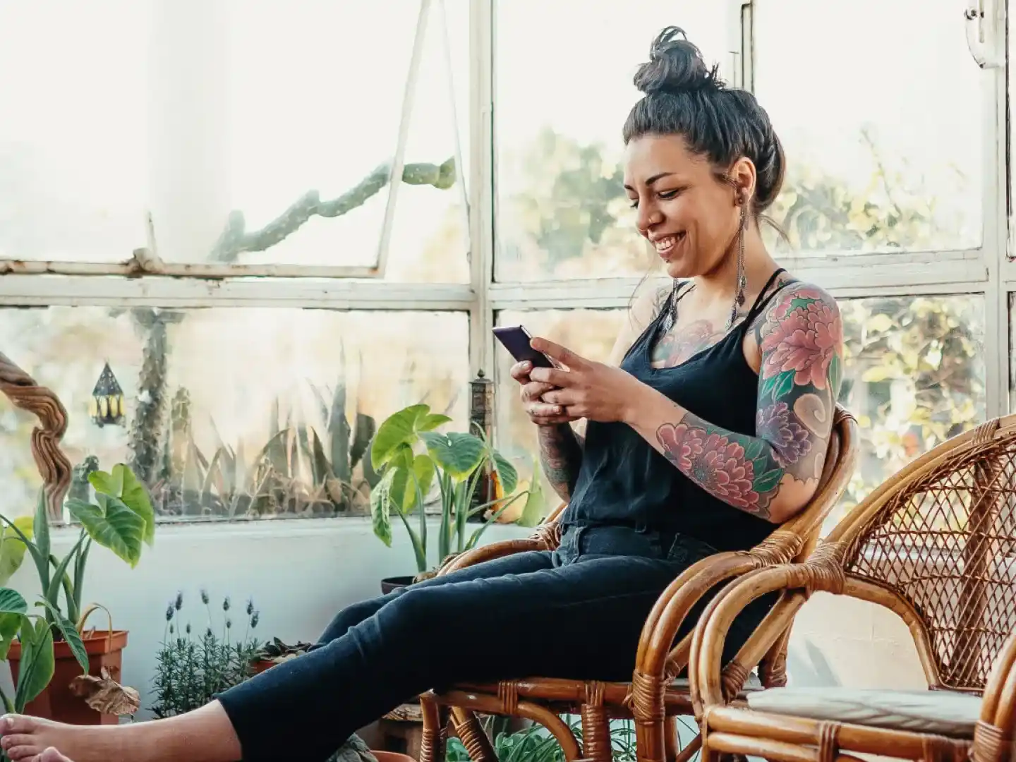 imagen mujer joven con celular en la mano