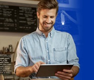 Hombre con tablet